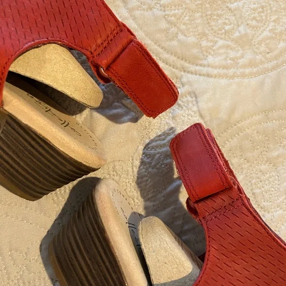 Clarks Deva Bell Suede Open Toe Heeled Sandals in EUC - Picture 5 of 8